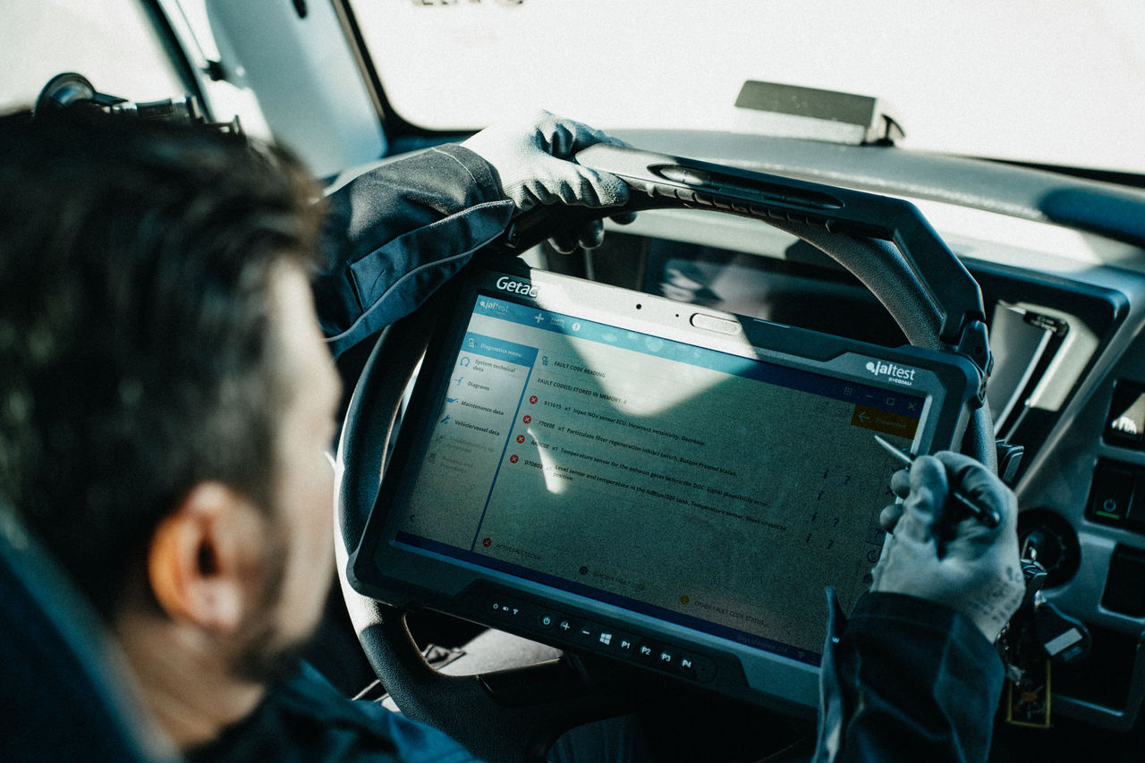 Jaltest Rugged Pad with a Getac Device